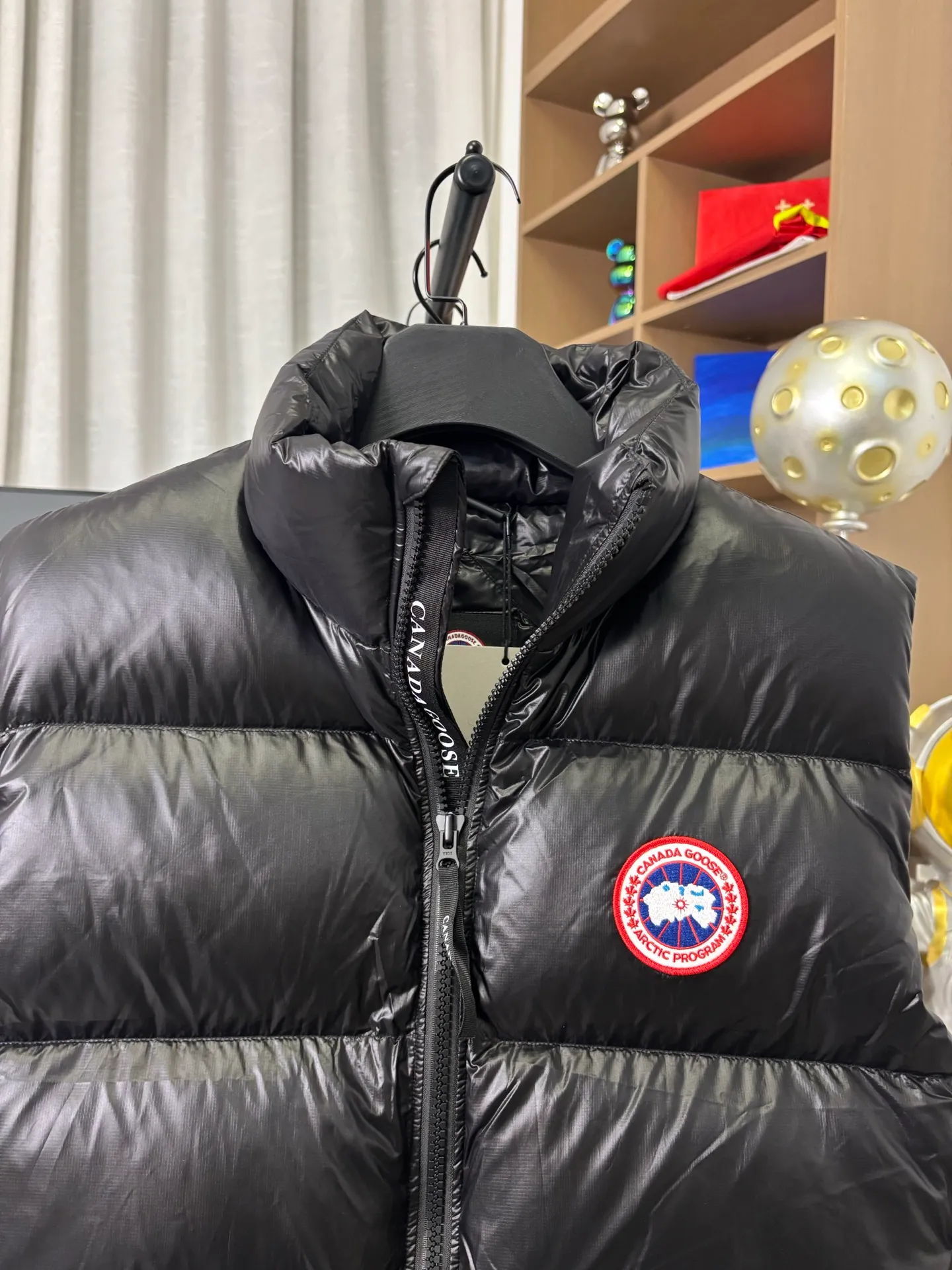 P570 Style number: DC193# [Canada Goose] Big Goose 🦢National Standard 90 White Duck Down Puff Down Vest Canada Goose official website model 1:1:1 customized New national standard down cotton has better thermal insulation performance, is light and not heavy, and has good loft recovery after compression! Filled with 90% white duck down, it is the legendary warmest down jacket and is known as a must-have for Arctic outdoor sports! Waterproof, diamond-resistant and fade-resistant 24-count calendered woolen surface (waterproof level is consistent with the level of ball-bearing raincoats). Canada Goose has always been recognized as the warmest down jacket and the most popular down jacket in the world. Major celebrities are rushing to buy it, and it is a must-have!  Color: Silver Black Blue Size: XS-S-M-L-XL [Picture 9️⃣Size Chart]